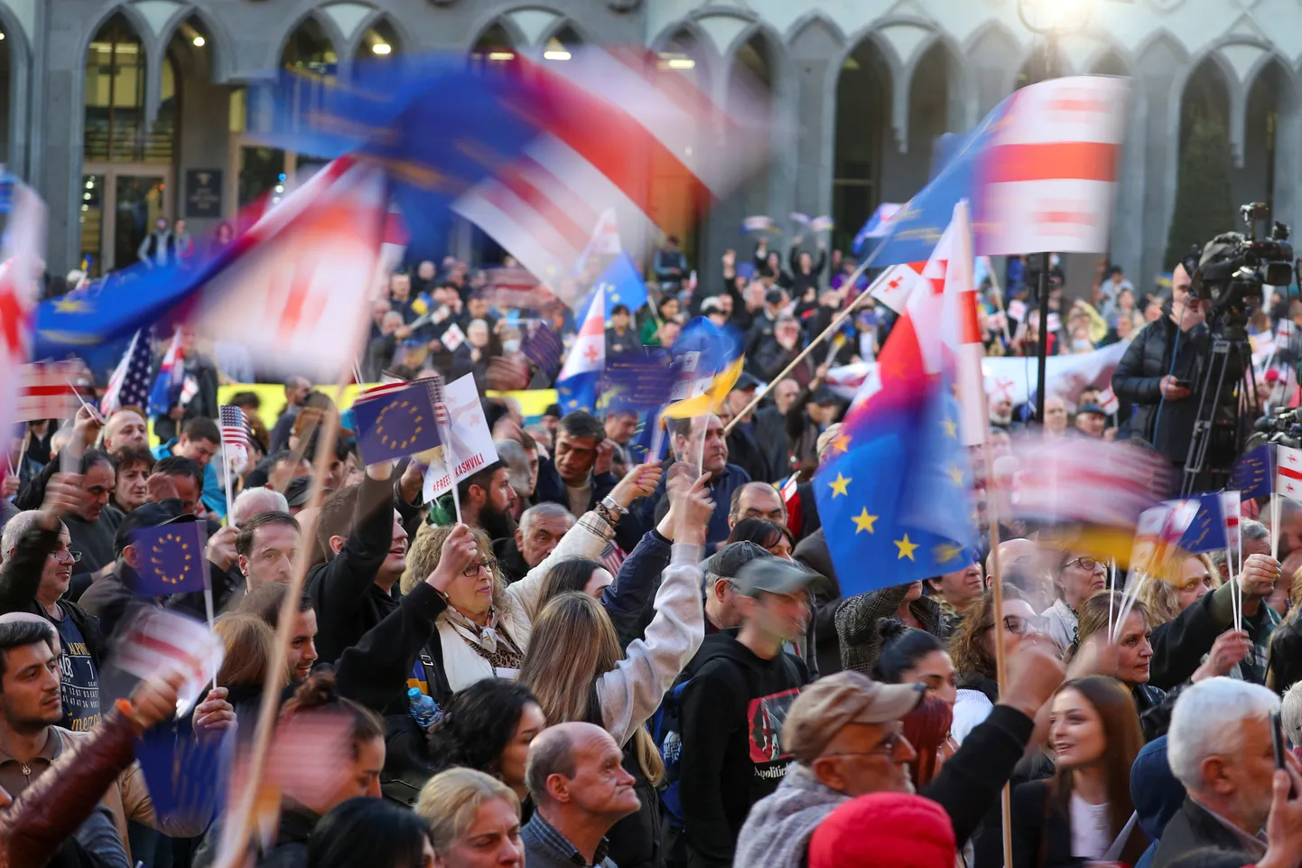 Люди на митинге, организованном оппозиционными партиями Грузии в поддержку членства страны в Европейском союзе в Тбилиси, Грузия, 9 апреля 2023 г.