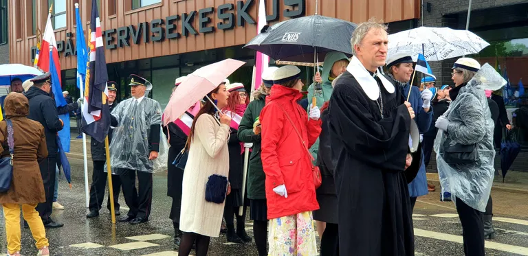 Rahvas kogunes rongkäiku varakult ja ettevalmistunult.