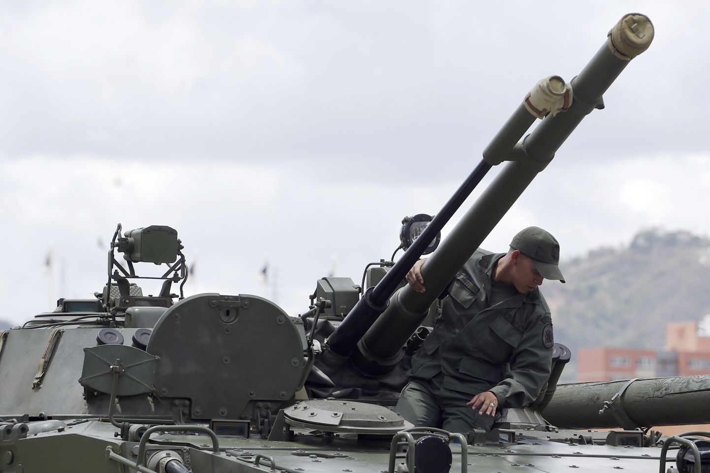 Российский солдат на танке