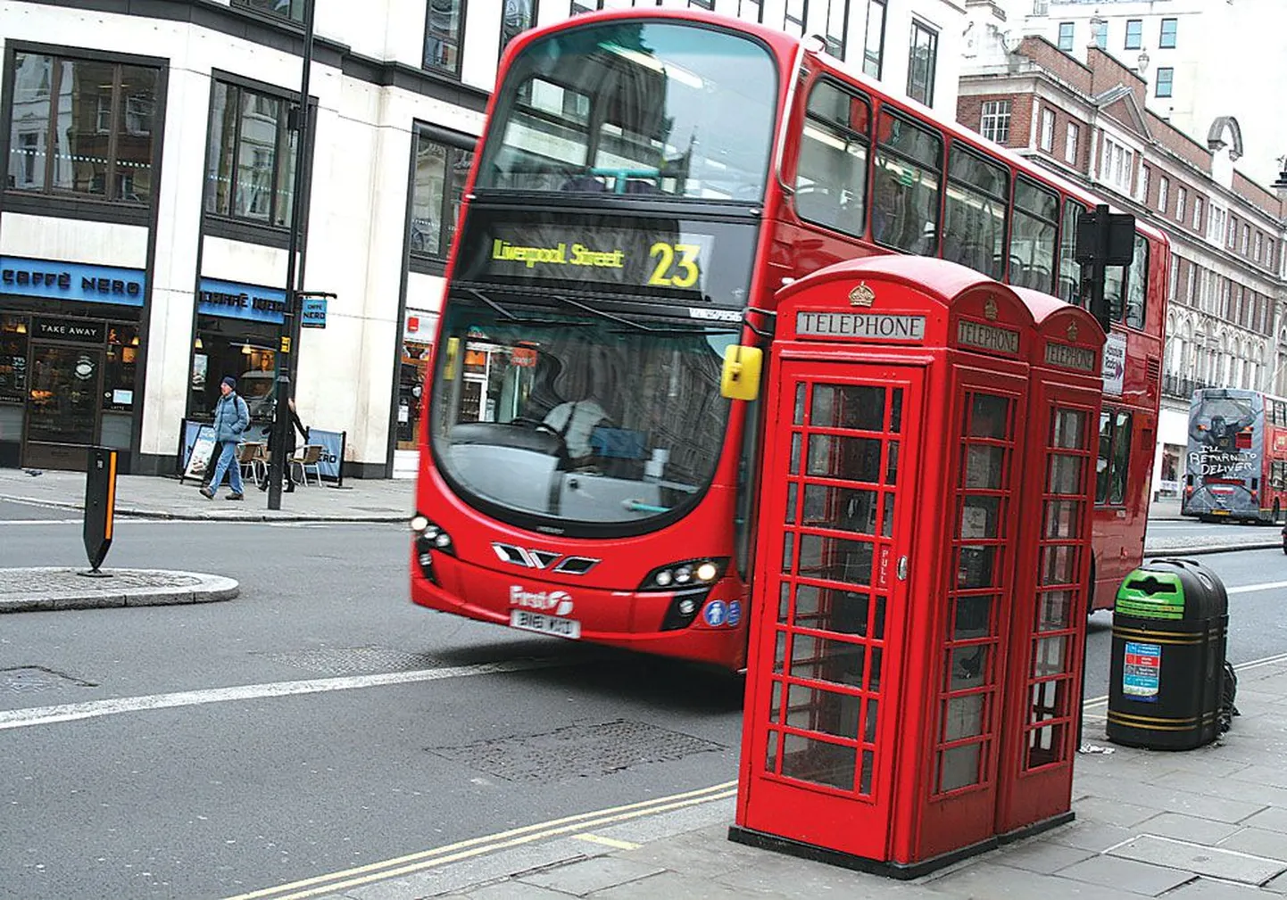 Самыми главными достопримечательностями Лондона являются двухэтажные ярко-красные городские автобусы и такие же красные телефонные будки.