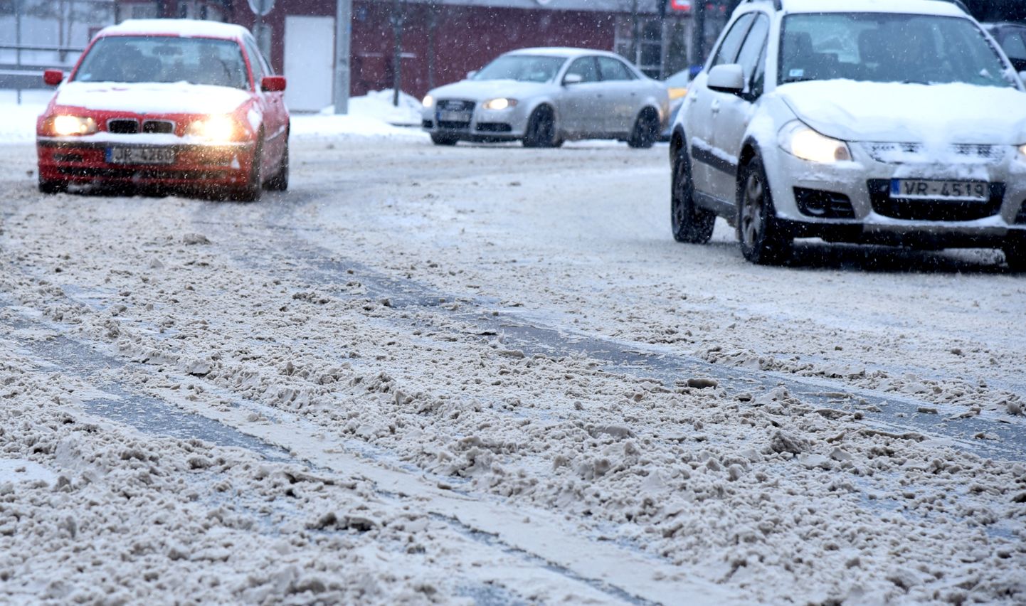 Satiksmes haoss sniegotajās Rīgas ielās