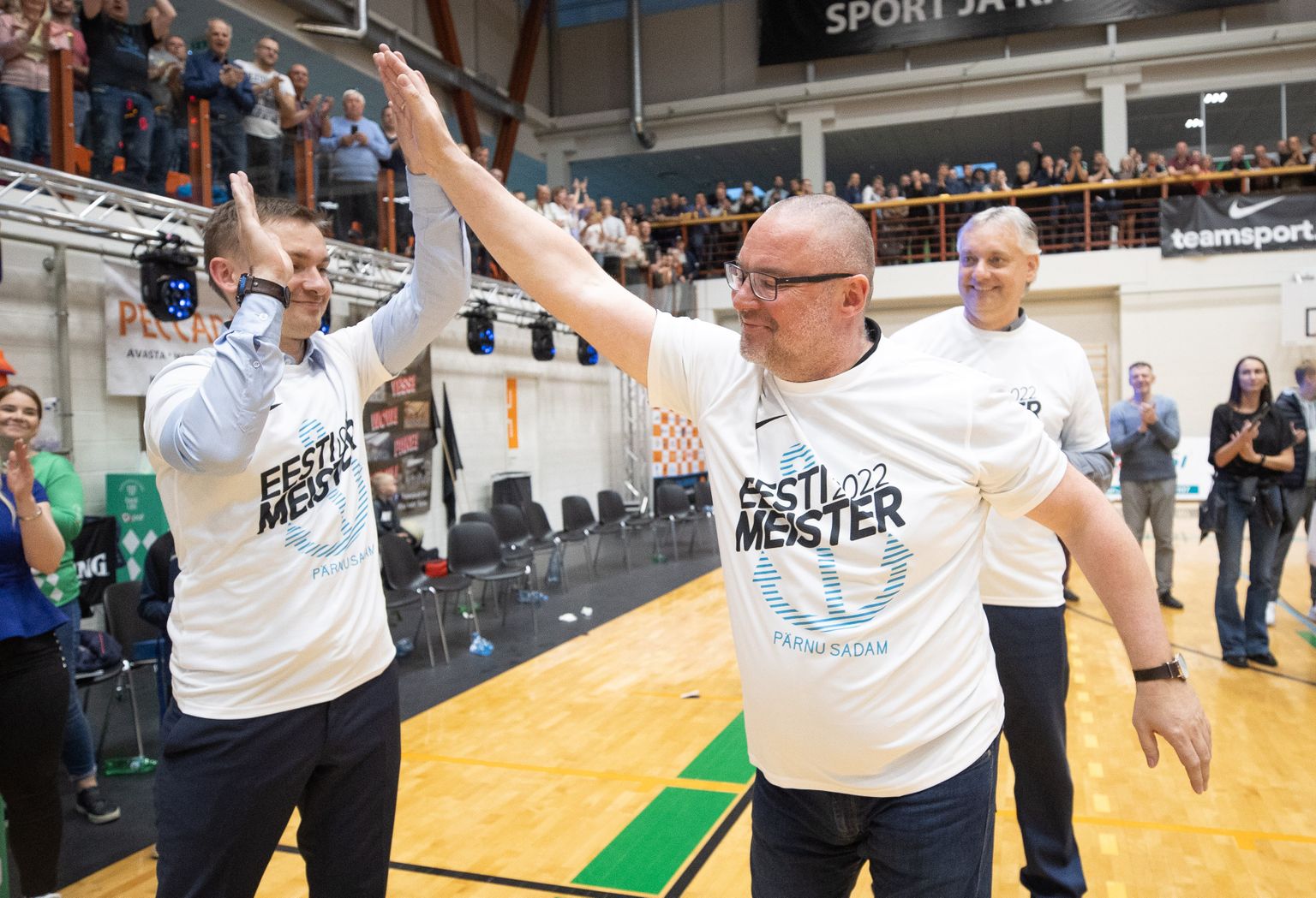 Pärnu Sadam võitis ajaloolise Eesti meistritiitli 26. mail Pärnu spordihallis. Fotol vasakult:peatreener Heiko Rannula, mänedžer Johan Kärp ja abitreener Gert Kullamäe.