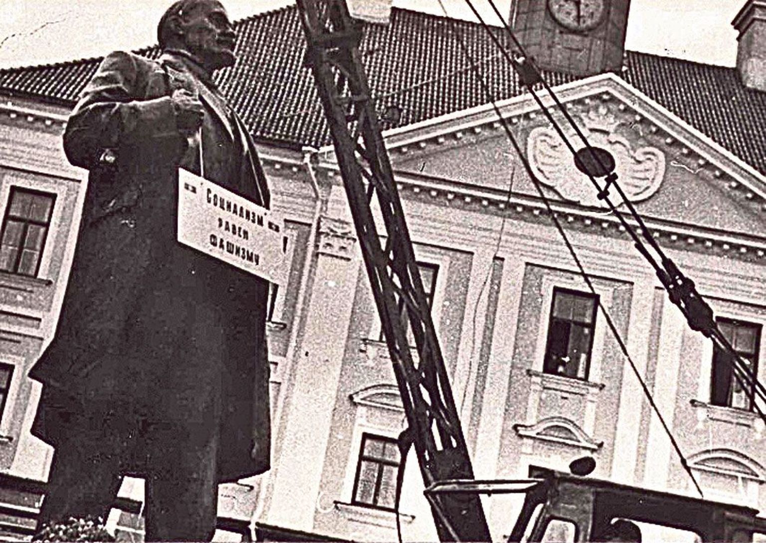 23. augusti hommik 1990, Lenin kuju on saabunud Raekoja platsile. Jahmatust jagus nii linnavalitsuse liikmetele raekojas kui ka jalutajatele platsil.