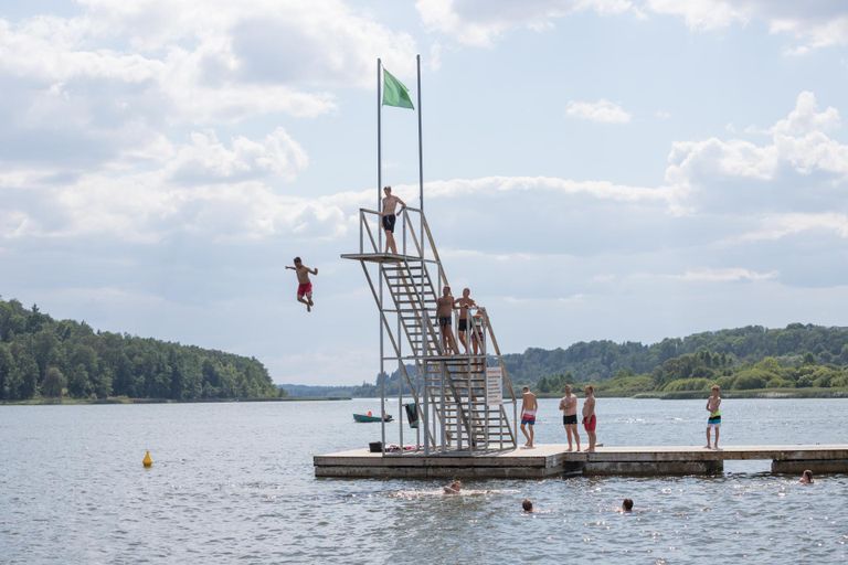 Viljandi järve hüppetorni madalam platvorm on kolme meetri kõrgusel.
