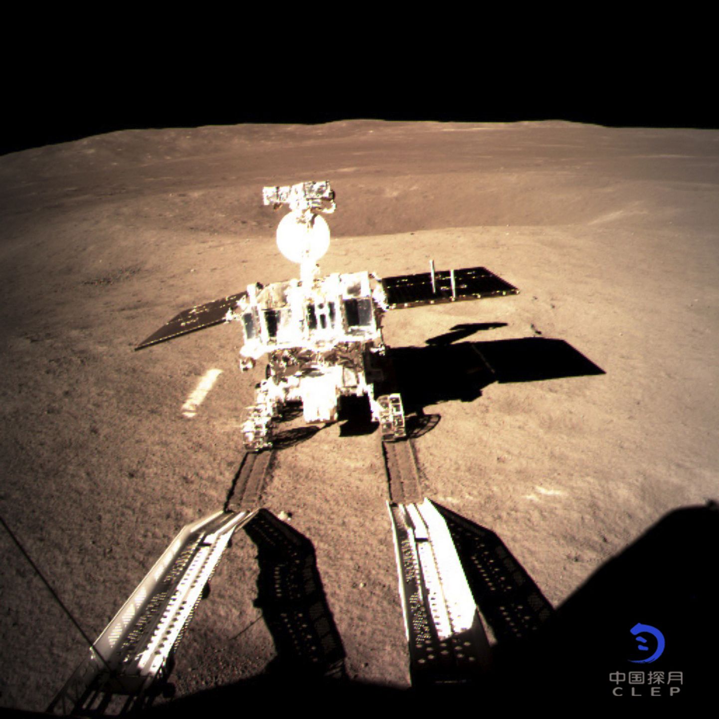 Ķīnas zondes "Chang'e 4" pašgājējs robots atstājis pēdu nospiedumus Mēness tumšajā pusē