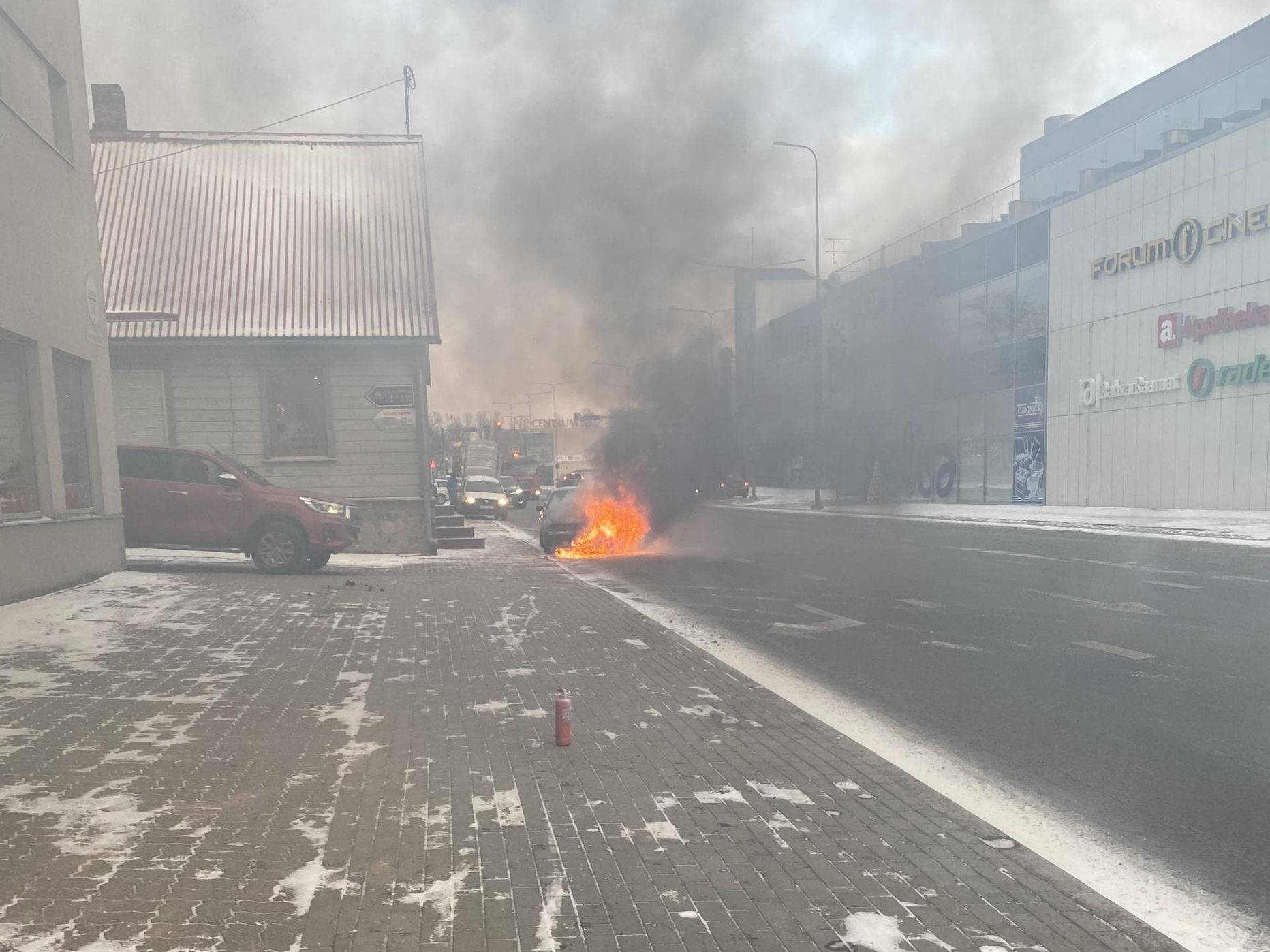 Sõiduauto BMW põles Viljandi kesklinnas lahtise leegiga.