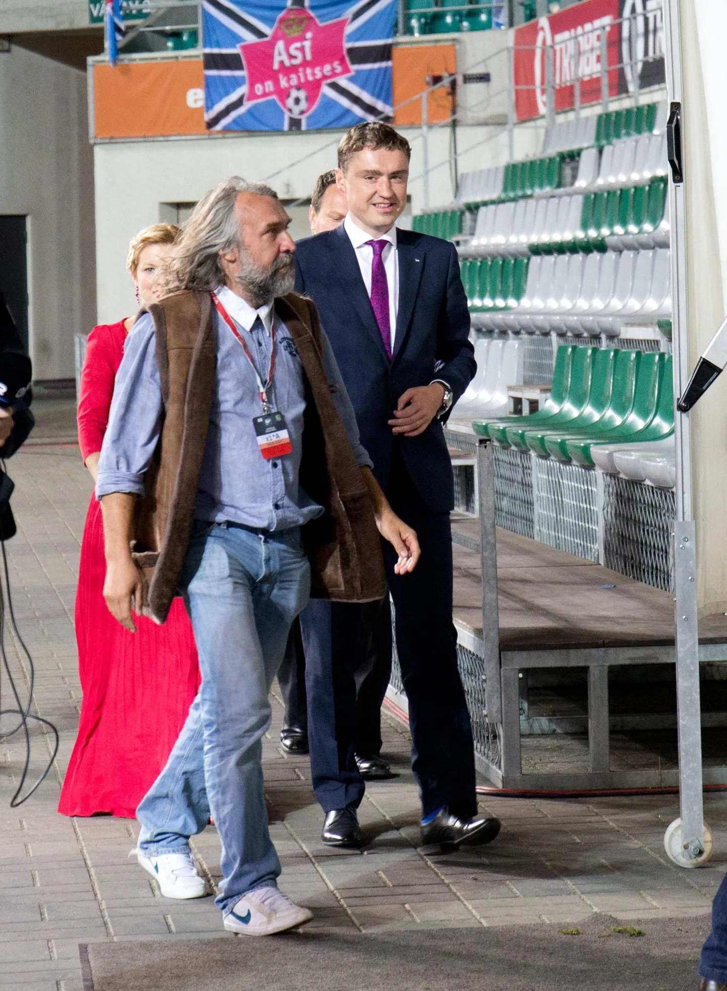 Taavi Rõivas (paremal) ja Aivar Pohlak suunduvad riietusruumi, et meeskonda õnnitleda