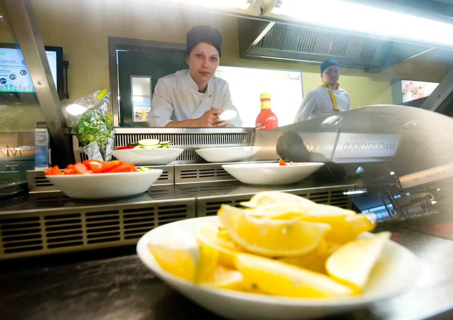 Stockmanni kaubamaja Baltic Restaurantsi grillkoka-klienditeenindaja Annika Lustini sõnul on mitu tema kolleegi töölt lahkunud, sest on kolinud välismaale.