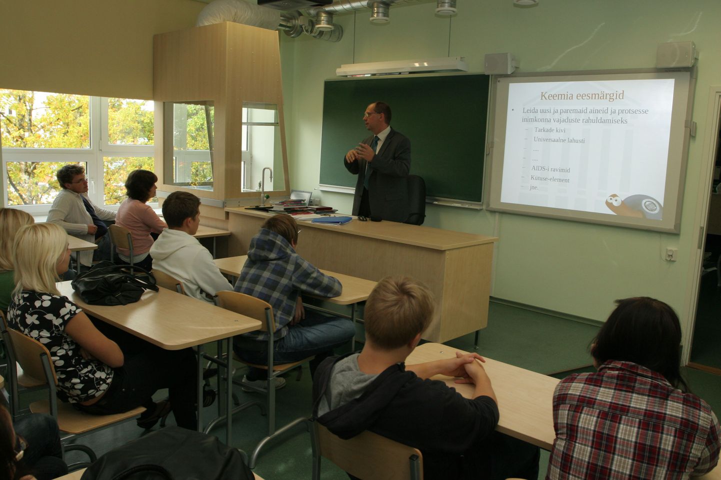 Neljapäeval andsid Paide gümnaasiumis tunde Tartu Ülikooli teadlased.
