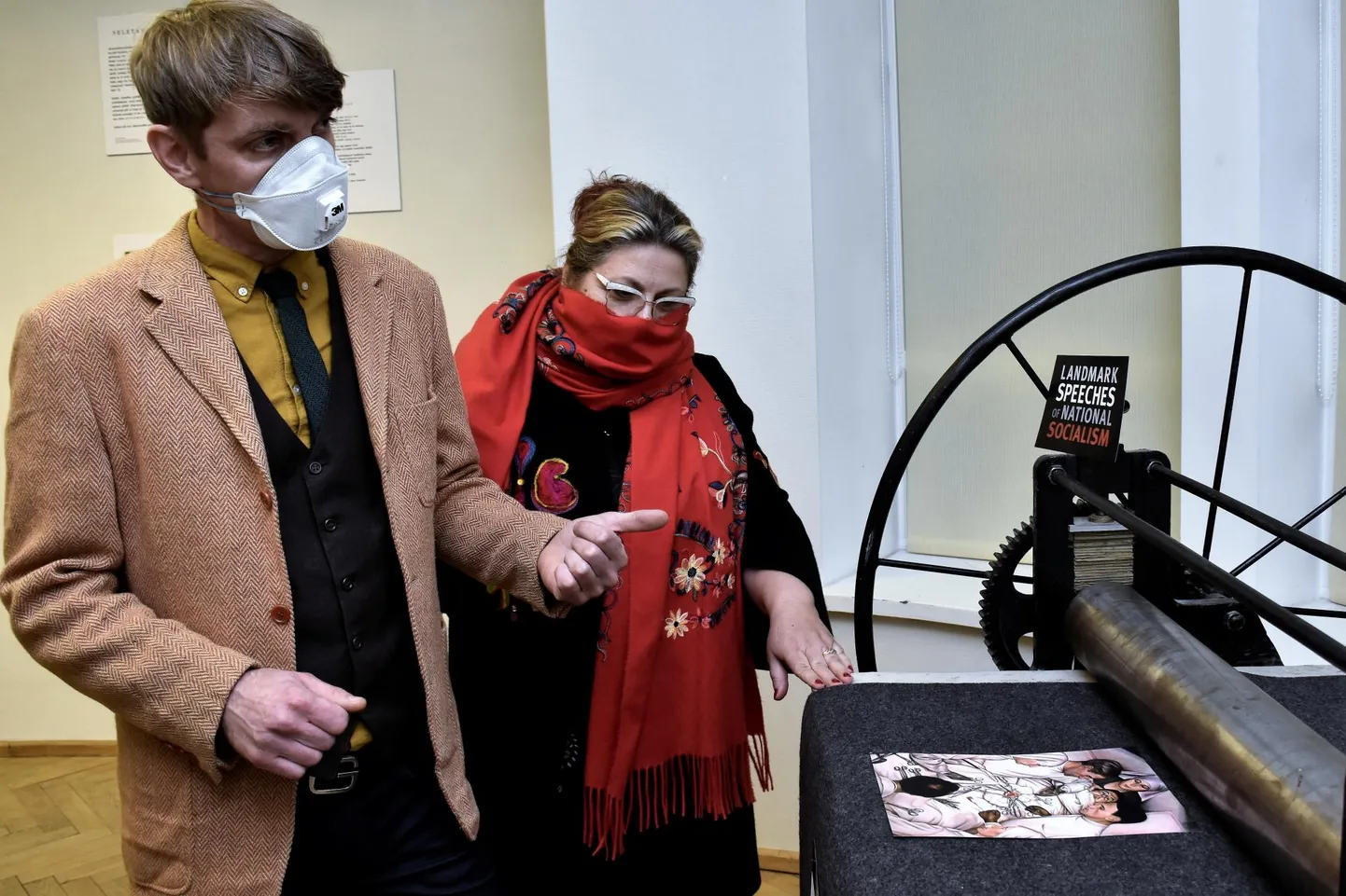 Jan Leo Grau on oma installatsioonis noppinud välja teoseid kurikuulsast 1937. aasta degenerantide näituselt ja need kokku kortsutanud, viidates sellele, et need teosed on oma ajas olnud riigivõimu silmis kõlbmatud või sobimatud.