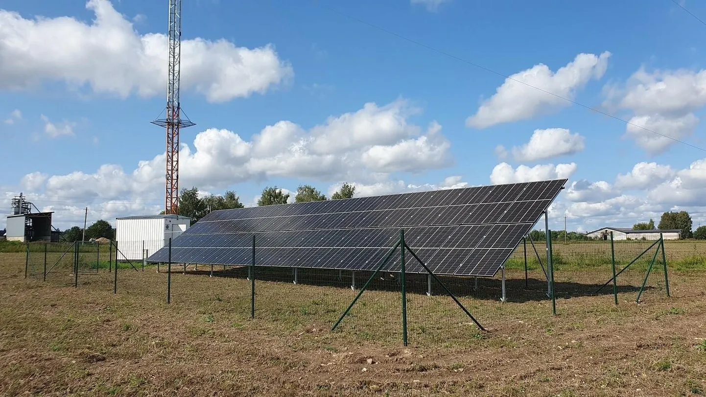 Üks päikeseparkidest, mis toidab energiaga Telia mobiilimasti.