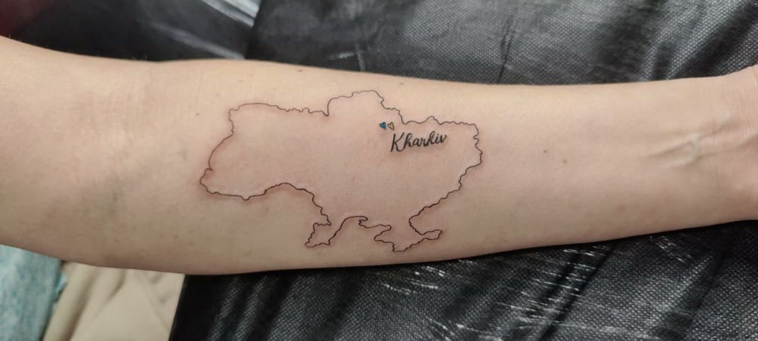 Татуировка с картой Украины и отмеченным на ней городом Харьков.