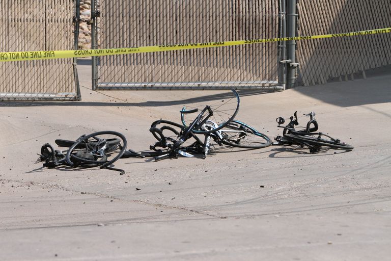 Arizonas Show Lows toimunud intsidendi järgne vaatepilt. Teel lebavad purunenud jalgrattad.