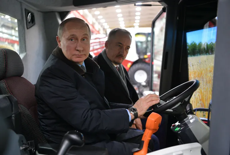 Vladimir Putin Doni äärses Rostovis, kus ta külastas põllumajandusmasinaid tootvat firmat ja istus kombainisimulaatori rooli