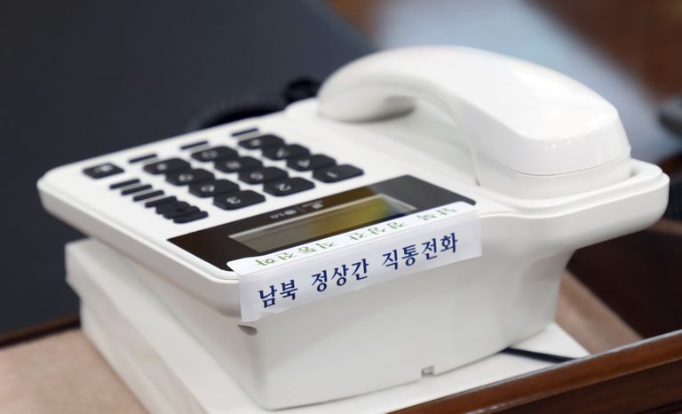 Lõuna-Korea poolt avaldatud foto telefonist, mille kaudu liidrite otseliin toimima hakkab.
