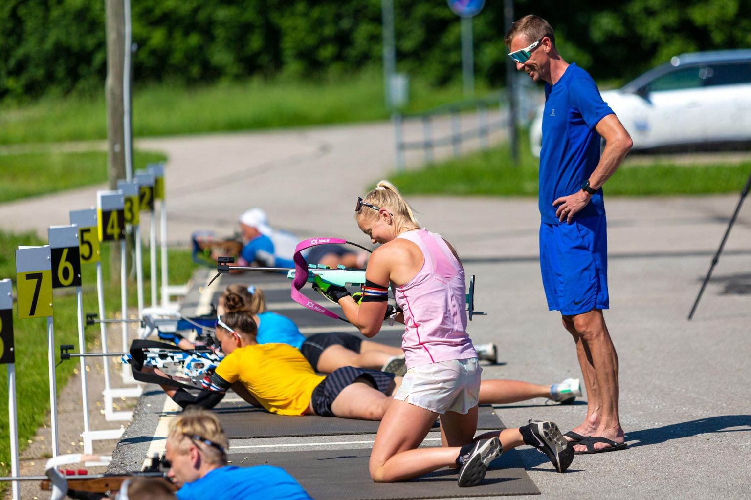 Eesti laskesuusakoondise peatreener Indrek Tobreluts (seisab) nentis, et Haanjas on treenimiseks väga head tingimused. Esiplaanil roosas särgis koondislane Grete Gaim.