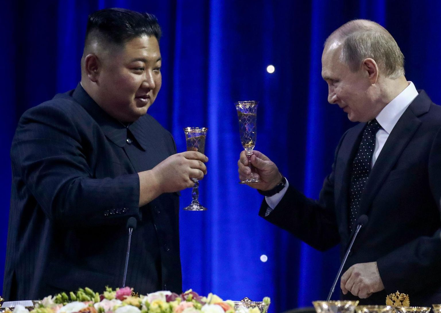 Tippkohtumise lõpetuseks nautisid Põhja-Korea liider Kim Jong-un (vasakul) ja Venemaa president Vladimir Putin vene köögi parimaid palasid: laual olid näiteks hirvepelmeenid, borš ja ahjuõunasorbett.