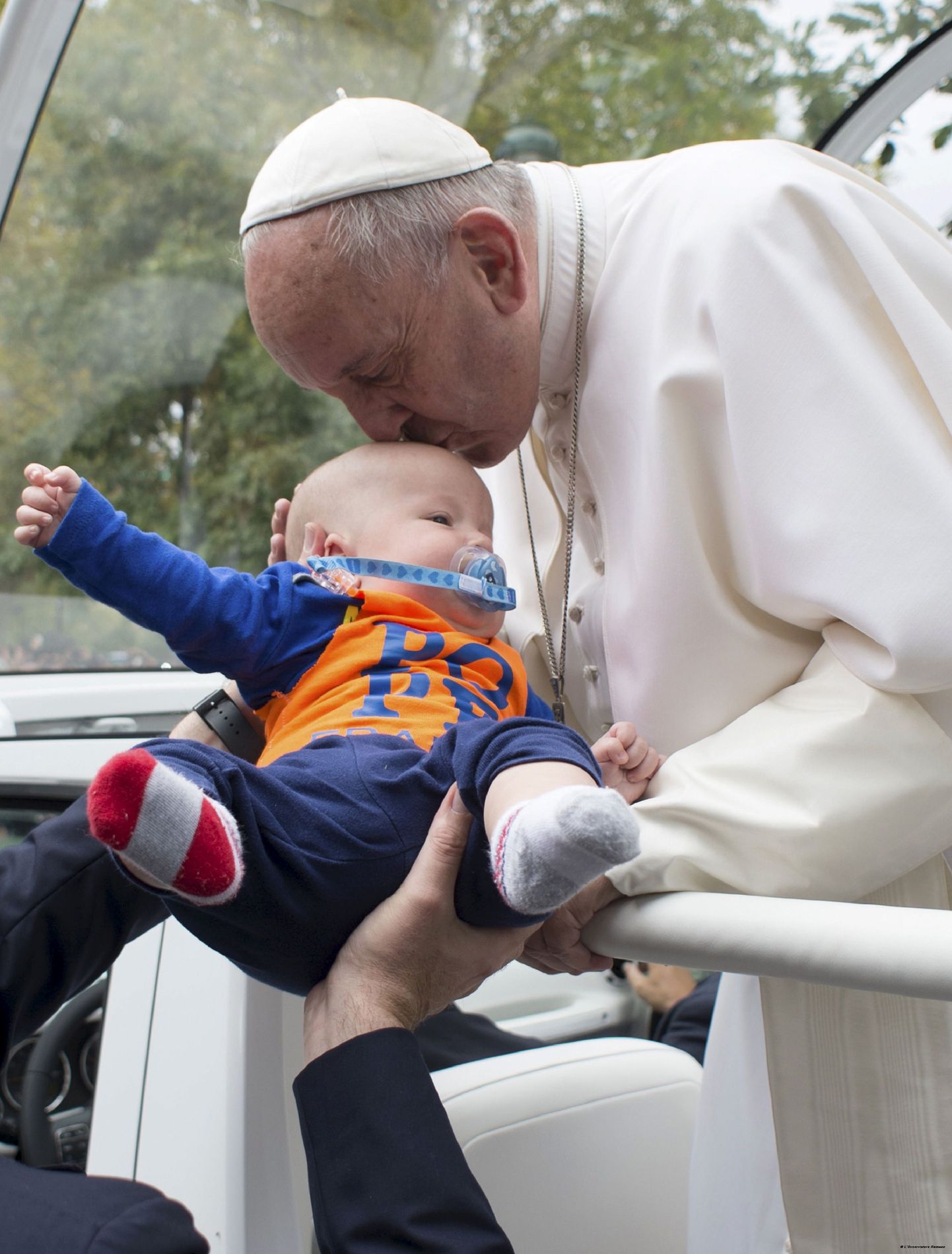 Paavst Franciscus Philadelpias imikut suudlemas