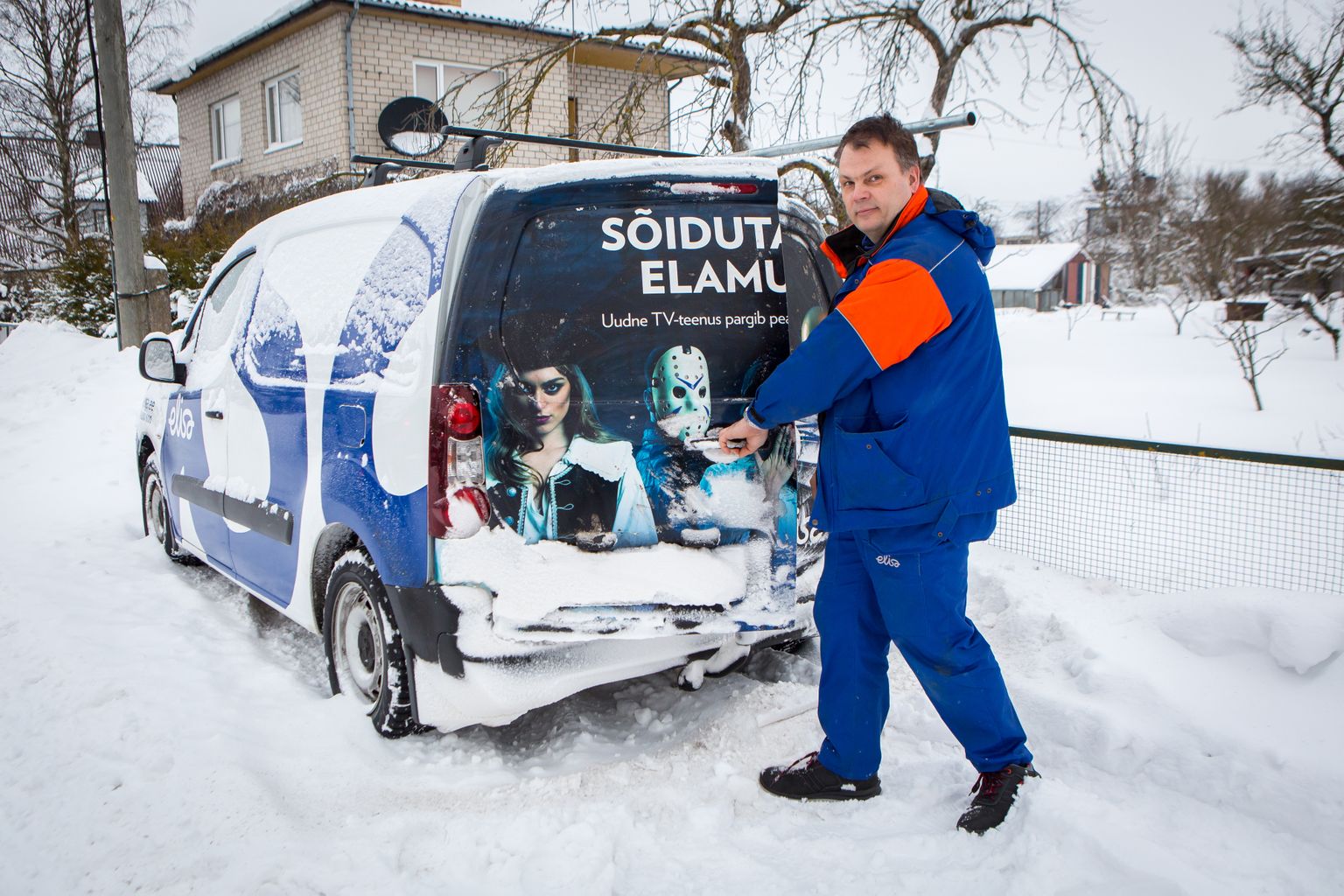 VÄLJASÕIDULE: Elisa kliendihooldustehnik Andi Pärnoja on valmis startima nii lumes kui ka vihmas.
