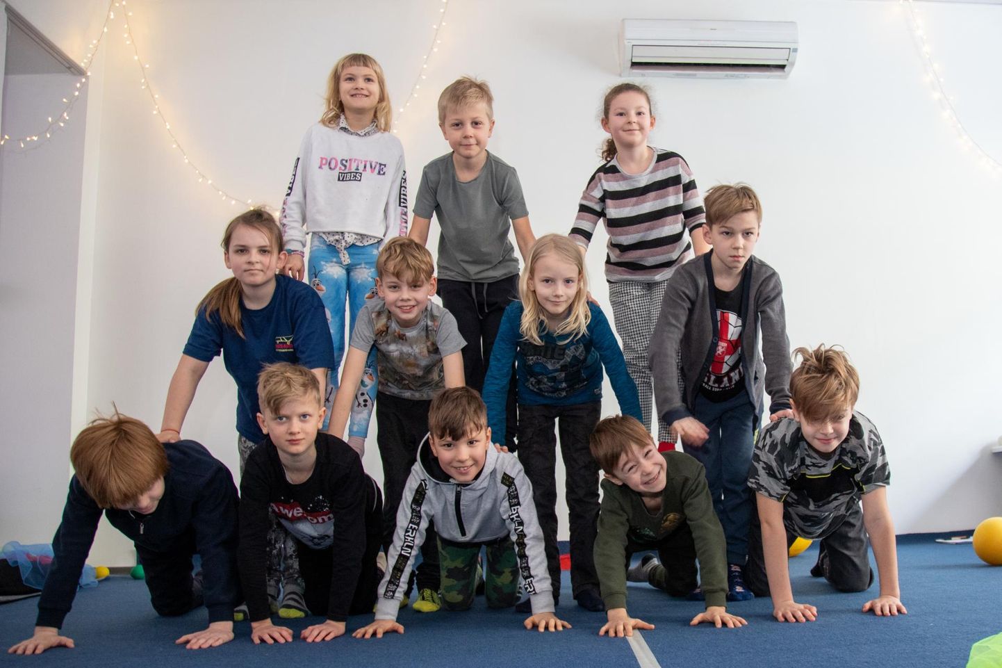 Lisaks žongleerimisele õppisid lapsed ka erinevaid akrobaatilisi numbreid. Pildil on moodustatud inimpüramiid.