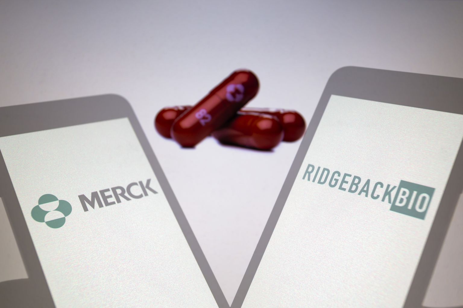 Molnupiraviiri (Lagevrio) arendaja on Merck Sharp & Dohme koostöös ettevõttega Ridgeback Biotherapeutics.