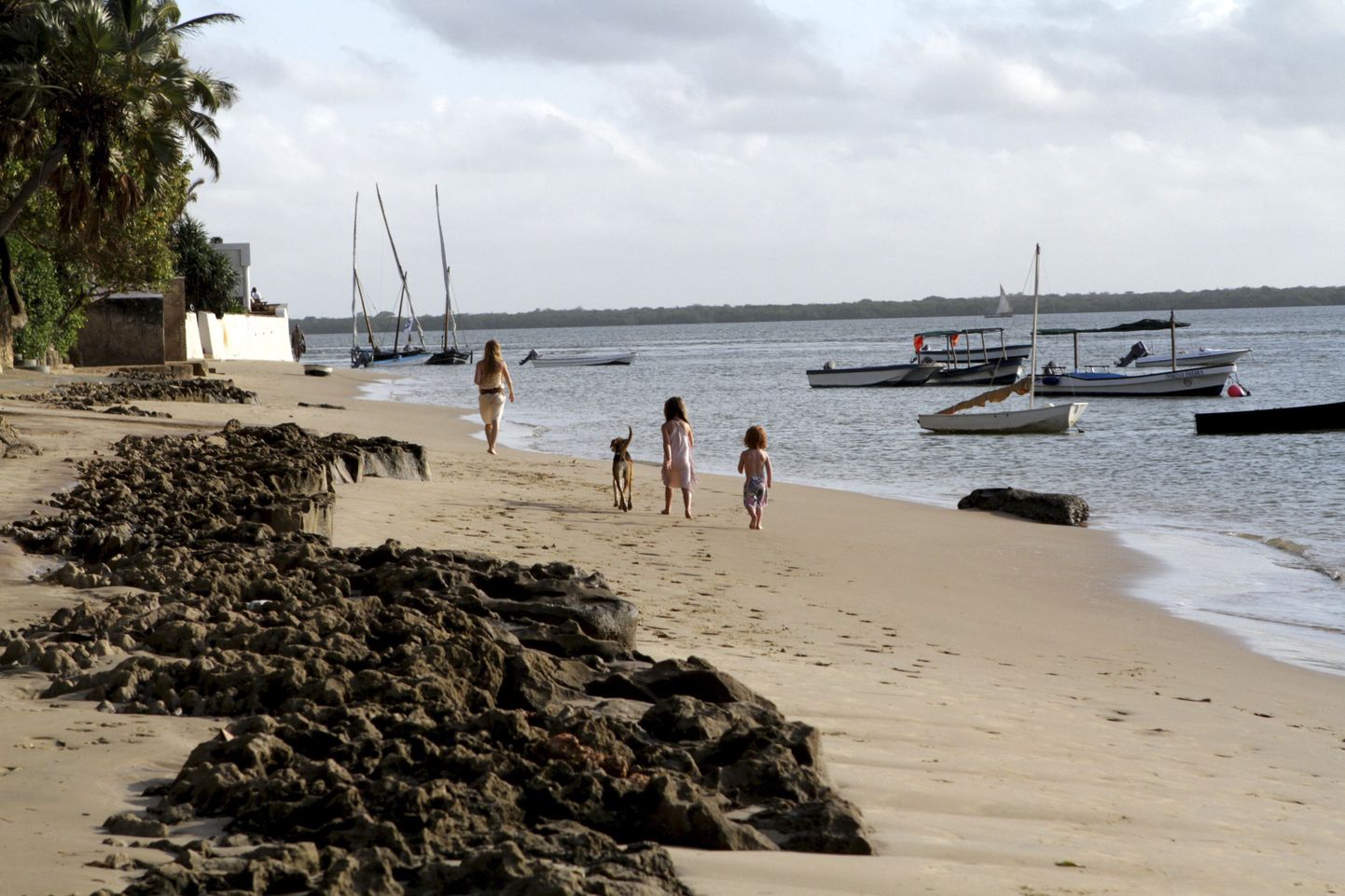 Turistid Kenyas Lamu saarestikus asuvas Kiwayus.
