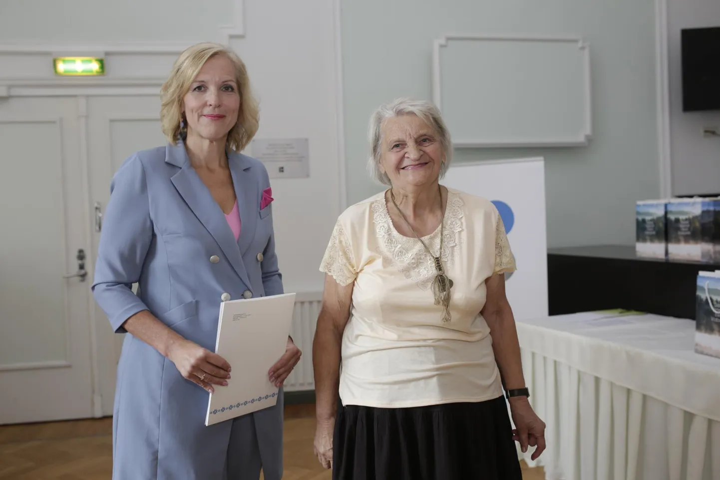 Sotsiaalkaitseminister Kaia Iva tunnustas täna kahte Viljandimaa inimest, kes vabatahtlikult kogukonda panustavad. Üheks neist oli Mare Viinapuu(paremal), kes korraldab ekskursioone, tantsib ja laulab.