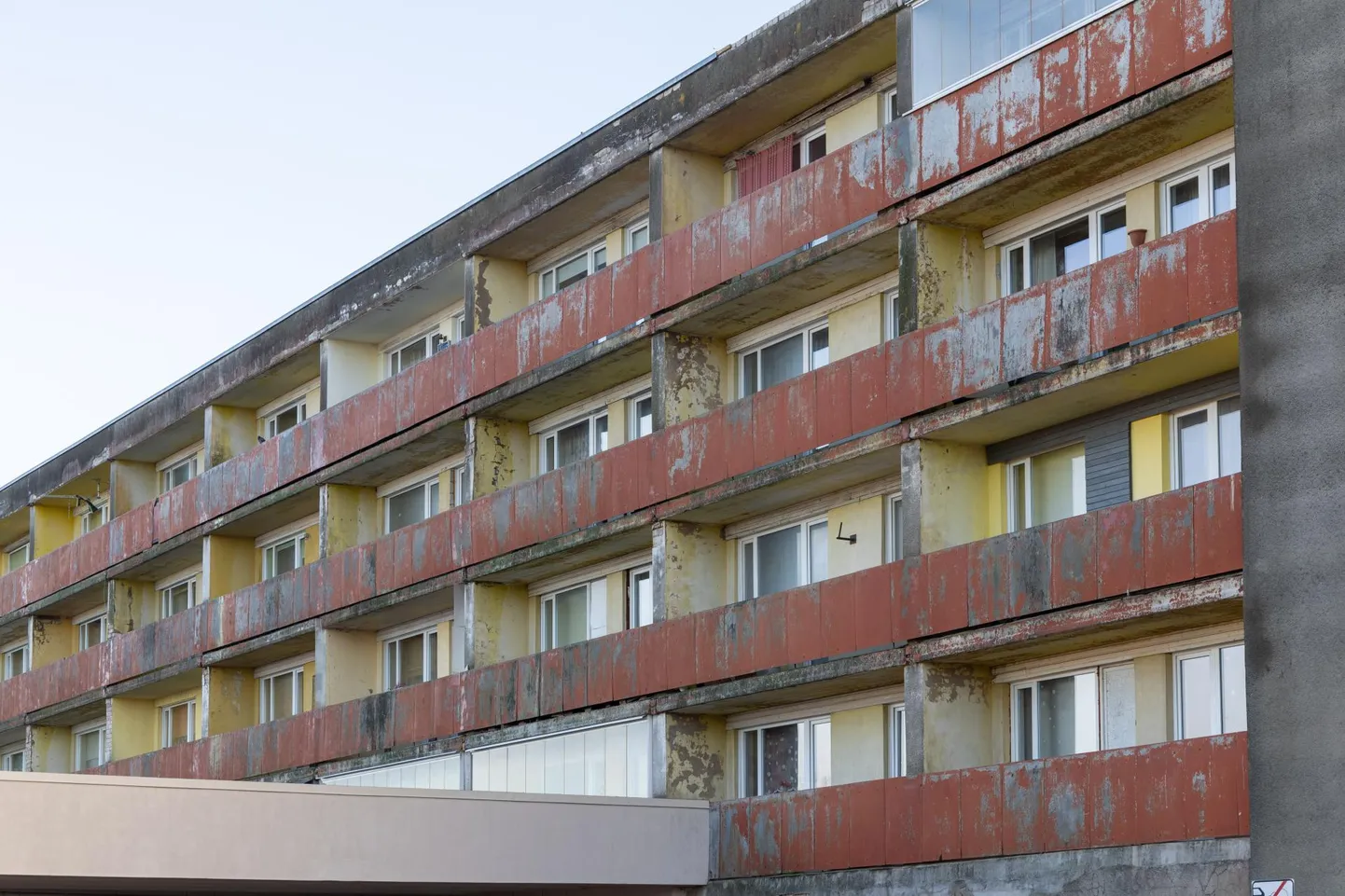 Viirekorruseline korterelamu, mis on ühendatud toidupoega ja mille alumisel korrusel tegutseb kohvik, seisab Karksi-Nuia keskplatsi ääres. Tulevaks sügiseks saab see uue näo.