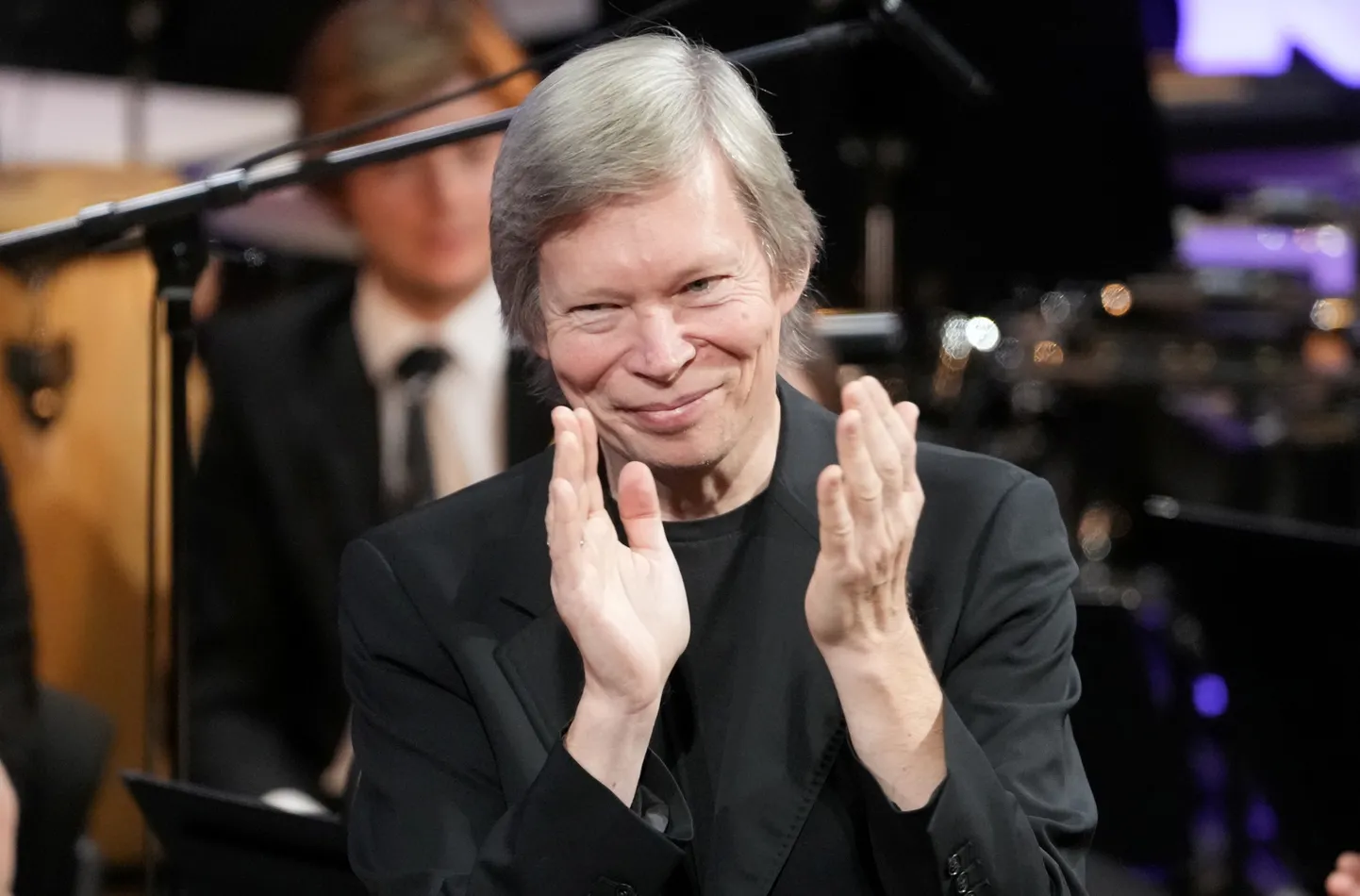 "Sinfonietta Rīga" vadītājs Normunds Šnē Latvijas Nacionālajā teātrī svinīgajā koncertā "Turpinājums. Mūsu balsis", kas veltīts Saeimas simtgadei.