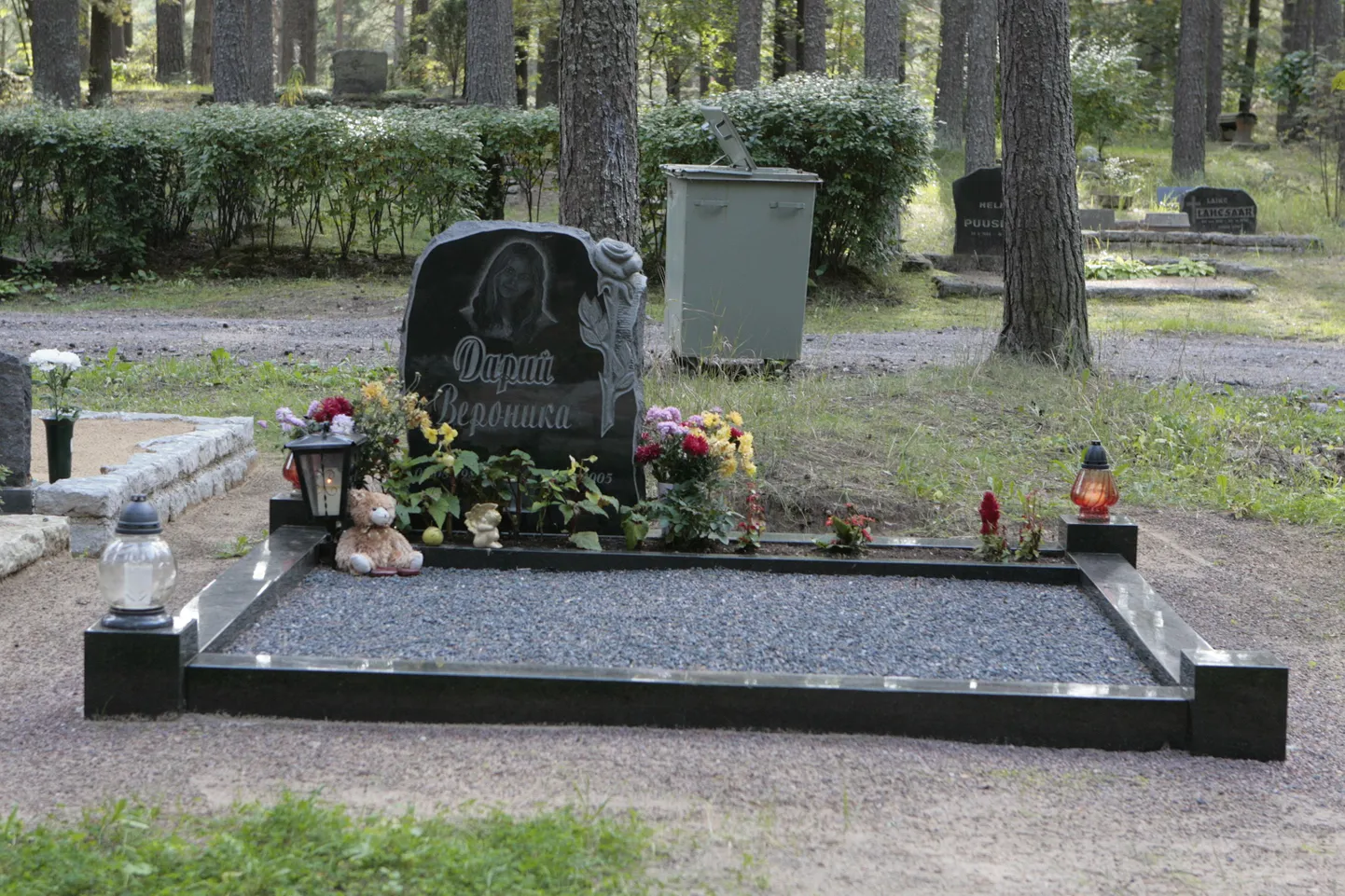 Veronika Dari haud.