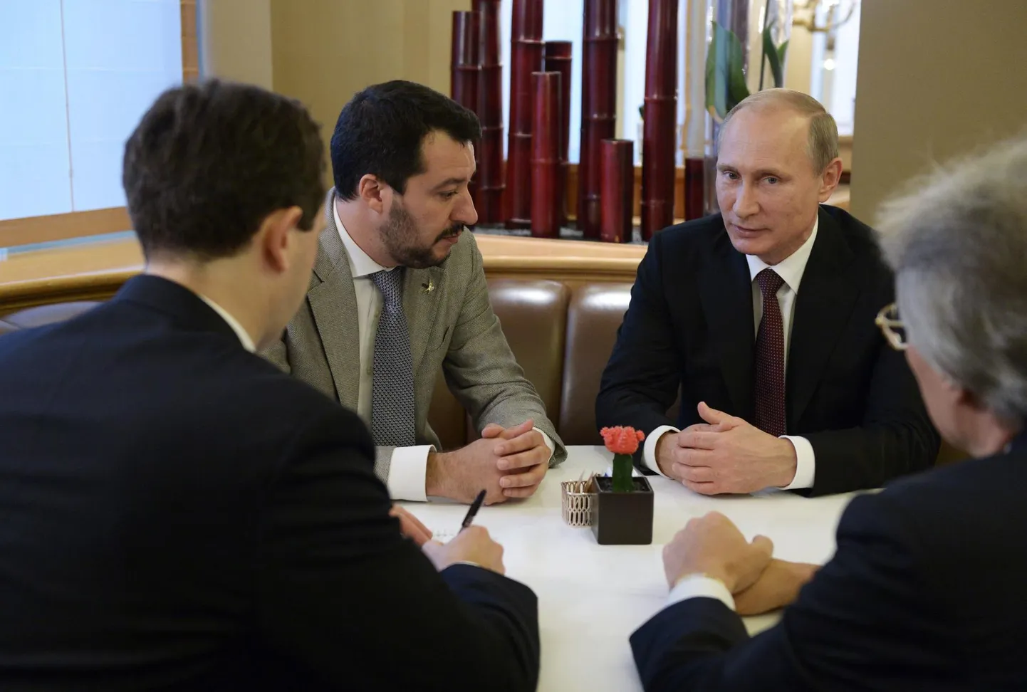 Matteo Salvini (vasakul) ja Vladimir Putini kohtumine 2014. aastal. Salvini oli toona Põhjaliiga nime kandnud erakonna saadik europarlamendis.