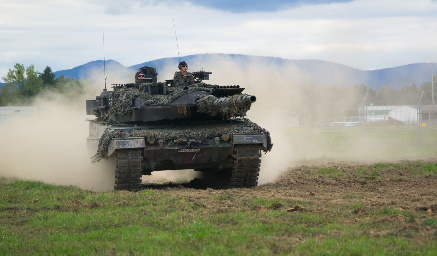 "Leopard 2" tanks.