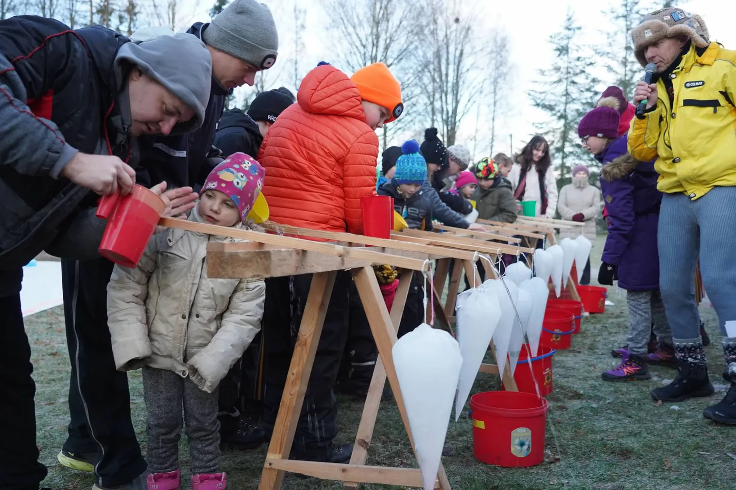 Talvetrall Jõgeval. Jääpurika sulatamise võistlus.