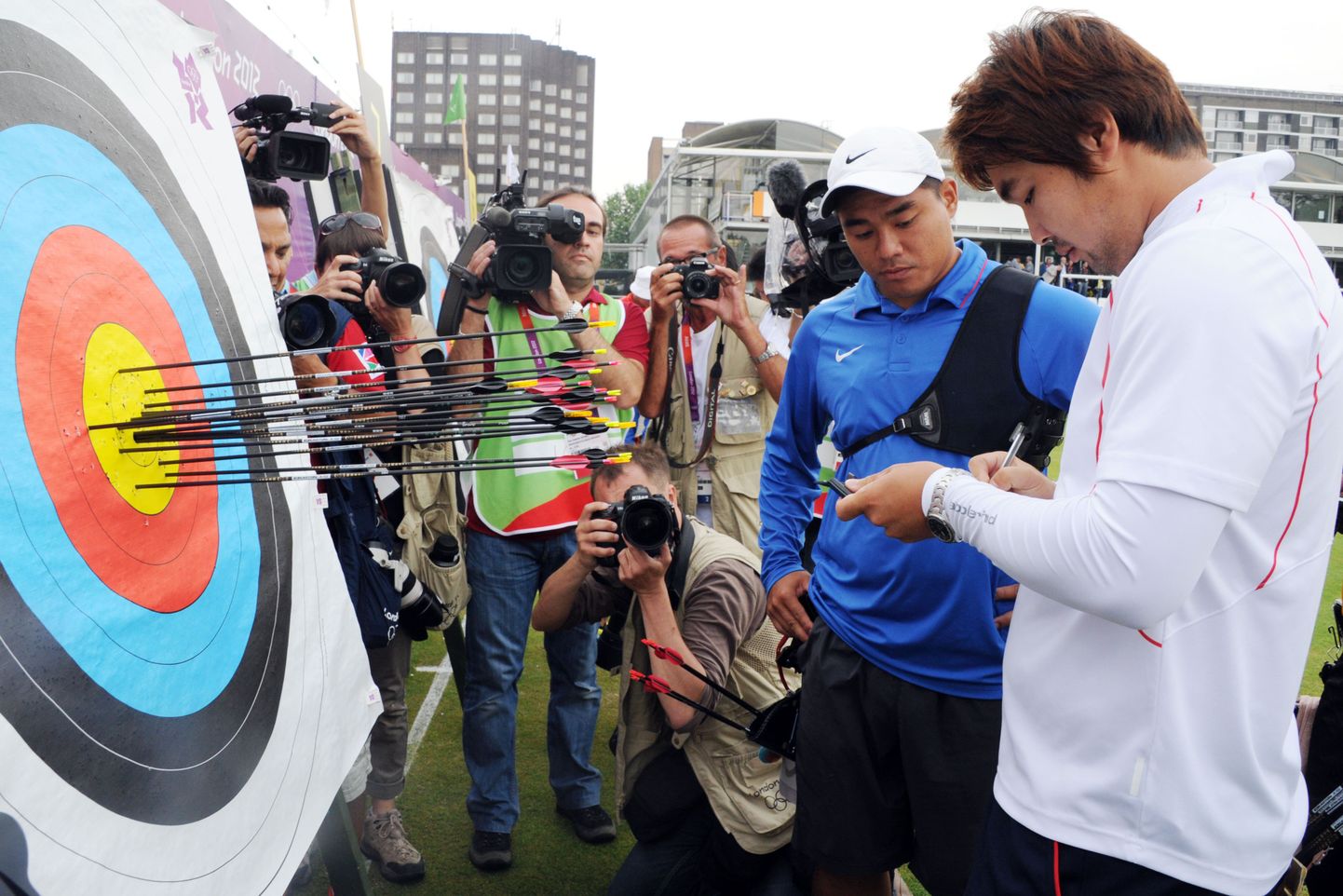 Lõuna-Korea vibulaskur Im Dong-Hyun püstitas Londoni mängude kaks esimest maailmarekordit.
