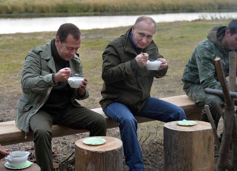 Путин и Медведев едят уху на острове Липно, Сентябрь 2016 года