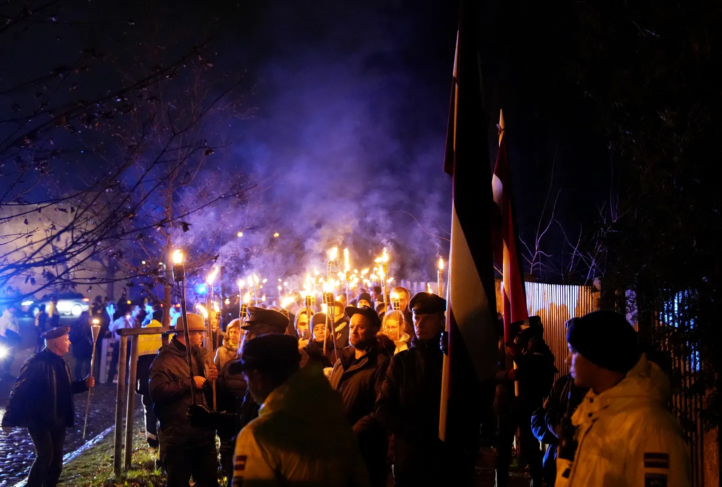 Lāčplēša dienai veltīts lāpu gājiens no Rīgas Brāļu kapiem līdz 11. novembra krastmalai.