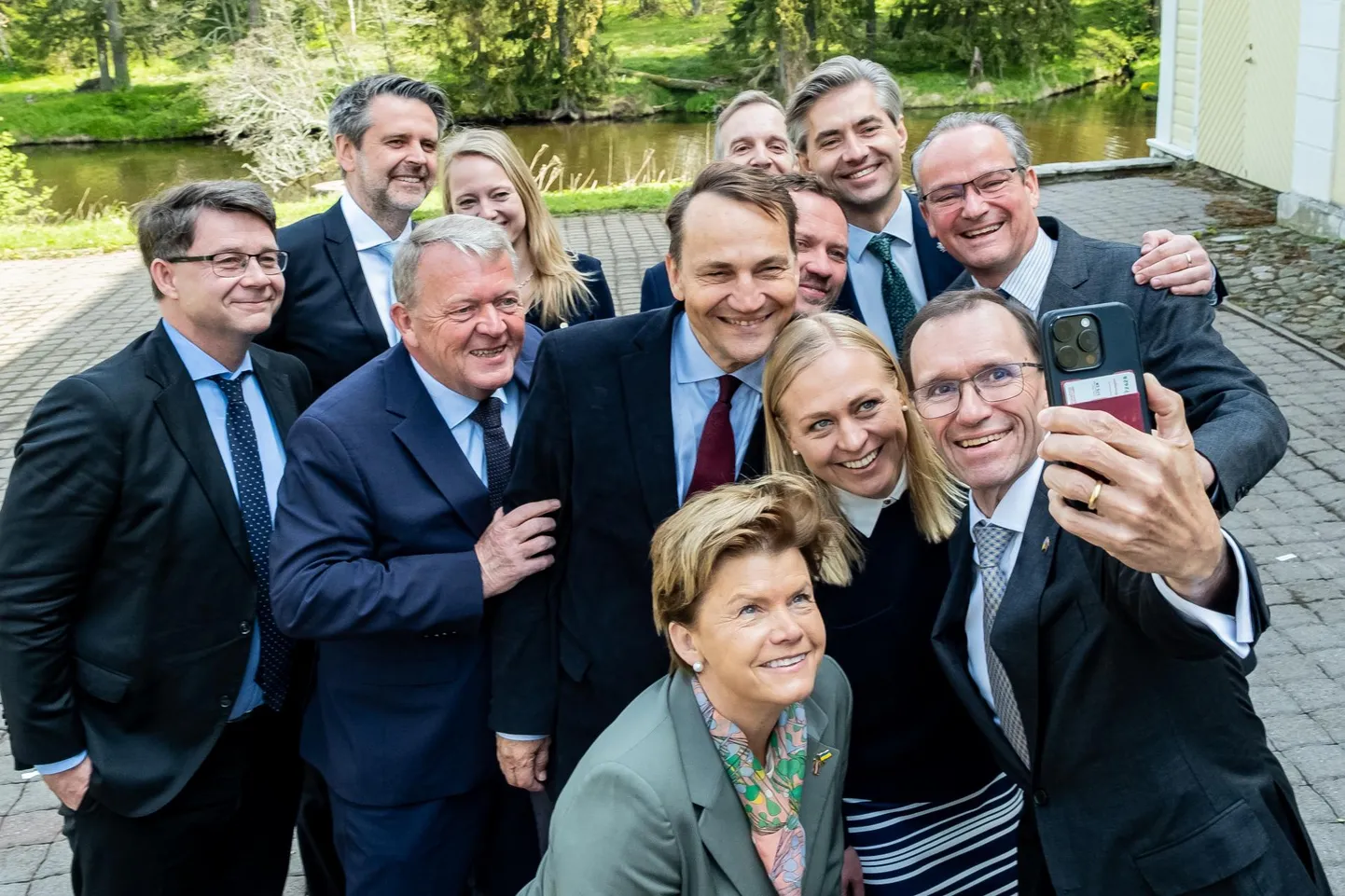 Soome välisminister Elina Valtonen (esiplaanil keskel) reedel Vihulas Läänemeremaade Nõukogu välisministrite kohtumisel. foto: Välisministeerium