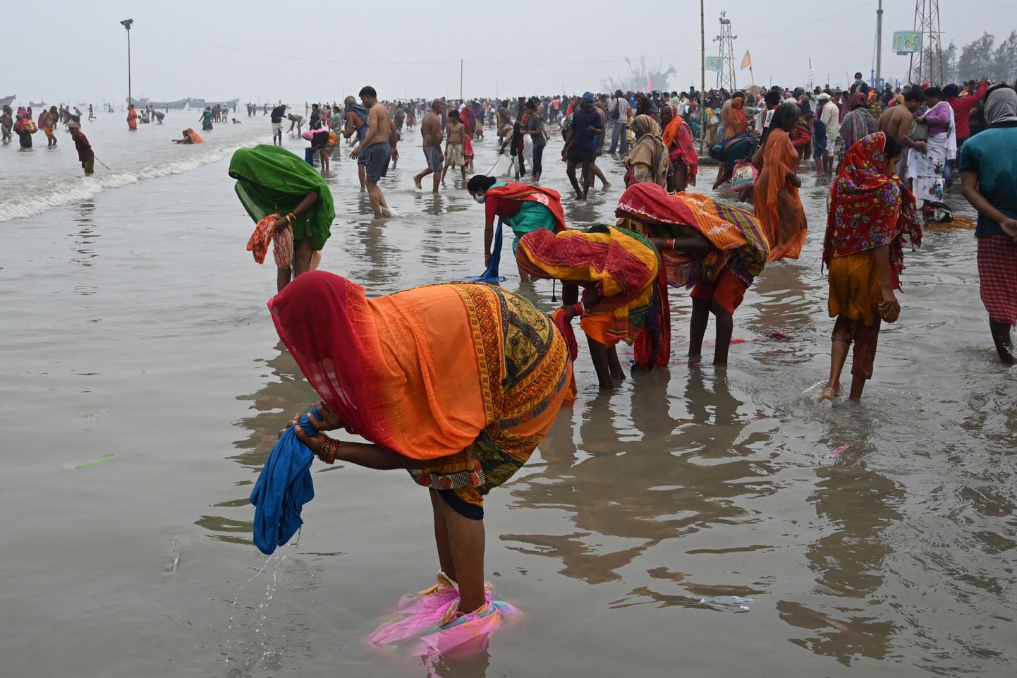 Hindu palverändurid gangasagar mela usupühal.