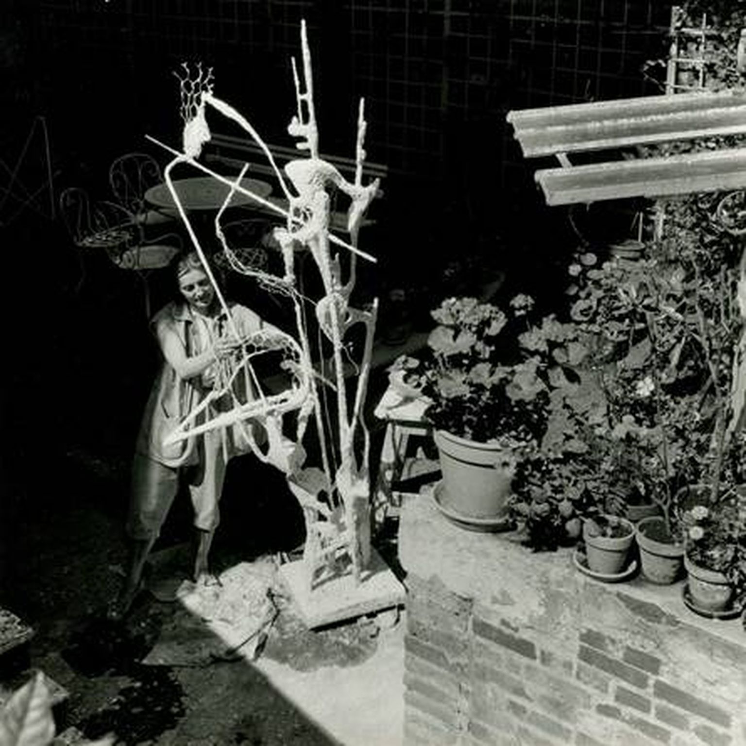 Fotol viimistleb Maire Männik skulptuuri „Helisev perspektiiv“. Foto on tehtud Pariisis aastal  1956.