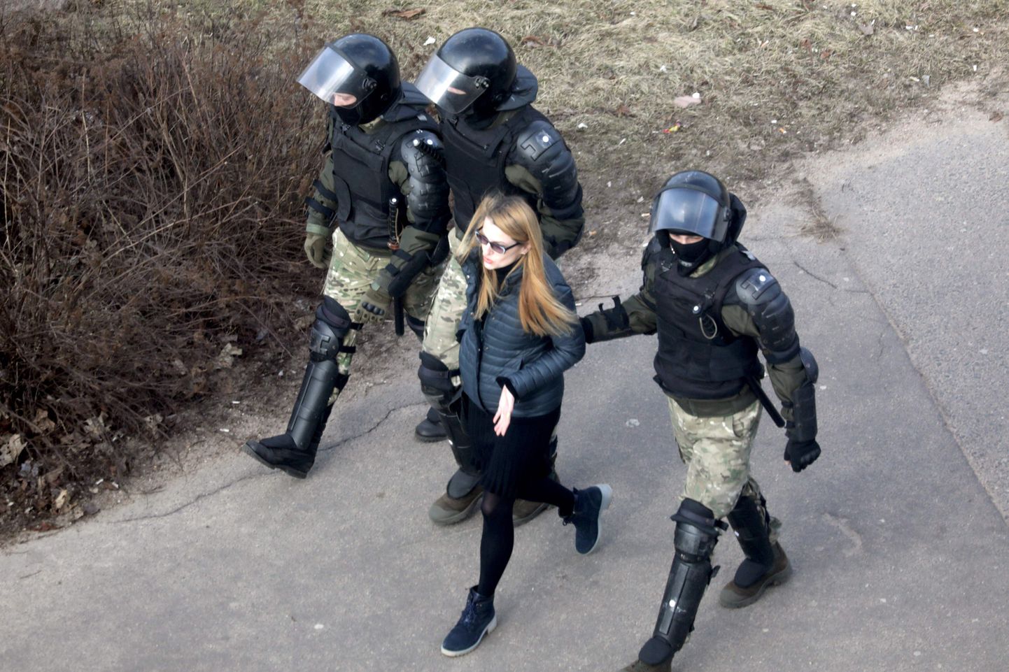 Minska 27.martā. Policija aiztur sievieti, kas atrodas plānoto protestu vietā
