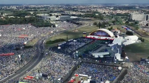 VIDEO ⟩ Pāvests dievkalpojumā Romā uzrunā miljonu jauniešu