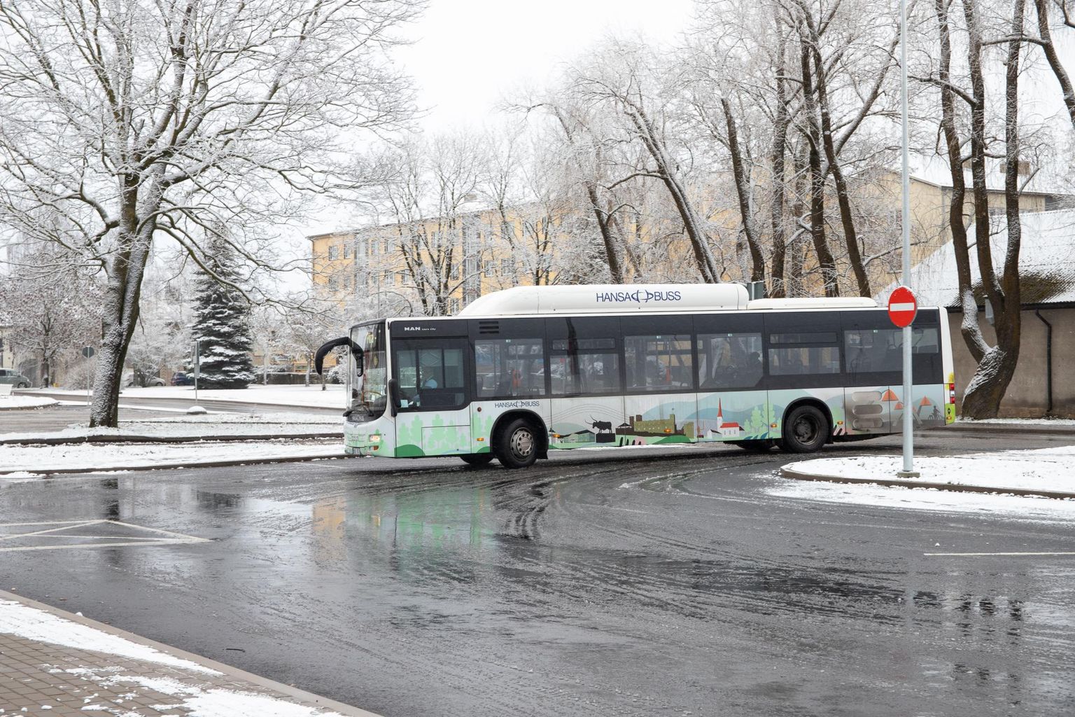 Linna poolt Vaala keskusesse sõitev buss keerab igal ringil parklas asuvasse peatusesse, tehes nõnda sadakonna meetri pikkuse lisaringi.