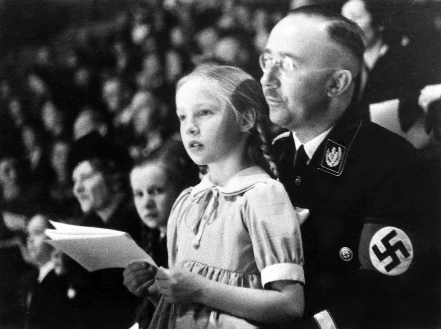 Heinrich Himmler oma tütre Gudruniga Berliinis spordivõistlust vaatamas.