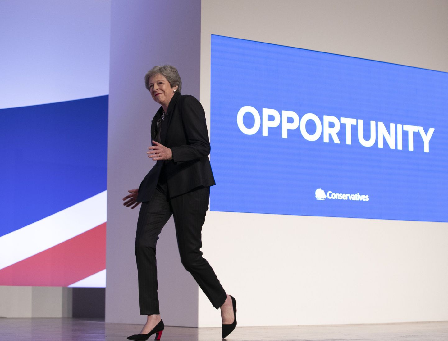 Theresa May Konservatiivse Partei konverentsile sisenemas.