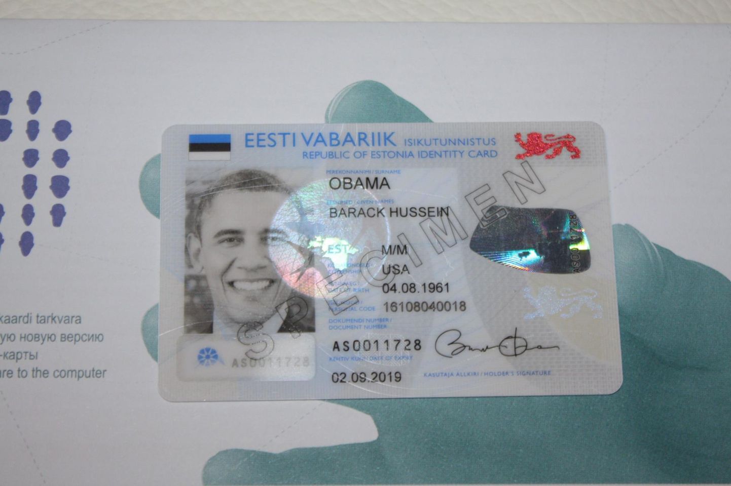 2014. aasta sügisel Eestit külastanud toonasele Ameerika Ühendriikide presidendile Barack Obamale kingitud ID-kaardi näidis.