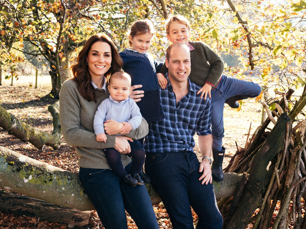 Lielbritānijas princis Viljams un Kembridžas hercogiene ar trim bērniem - princi Luisu, princesi Šarloti un princi Džordžu Norfolkā 2018. gadā. Šī fotogrāfija ir Ziemassvētku kartītē un uzņemta 2018. gada 14. decembrī.