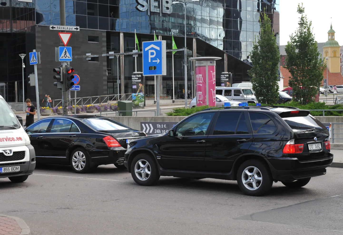 Dalai-laama istub Mercedeses, mille taga on politsei BMW-maastur.