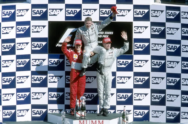 Michael Schumacheri (punases) rekordseeria algas siit, USA GP 2001. Seitsmekordne maailmameister saavutas seal Mika Häkkineni (keskel) järel ja David Coulthardi ees teise koha.