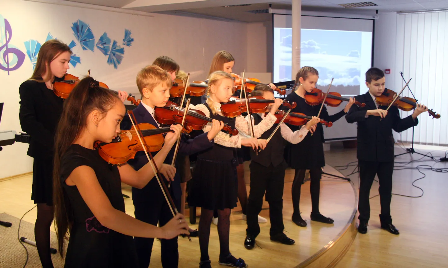 Ансамбль скрипачей из Ахтмеской школы искусств выступает не только в своей школе, но нередко на городских мероприятиях.