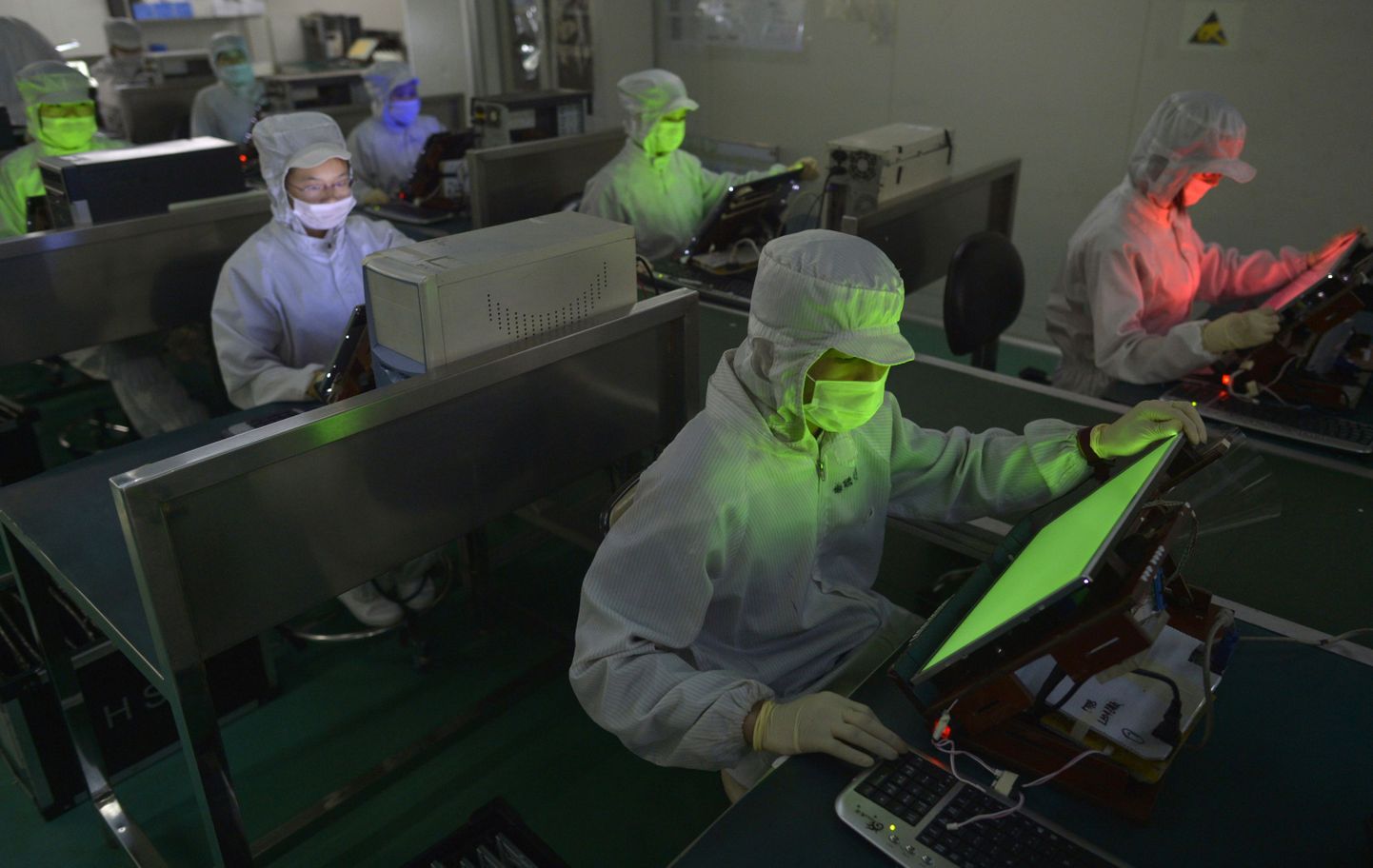Töölised Hiinas Hubei provintsis asuvas LCD-ekraanide tehases